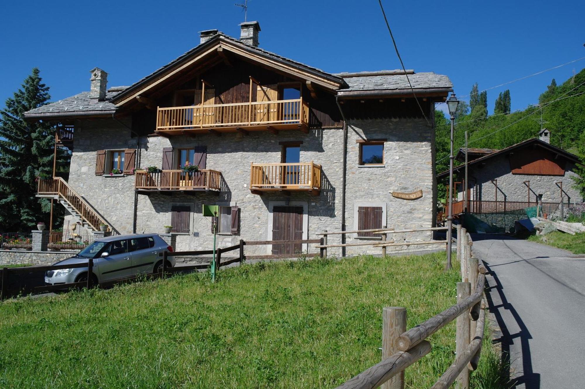 Le Vieux Noyer - Appartamenti Al Verde Villaggio Di Rumiod Saint-Pierre Exterior photo
